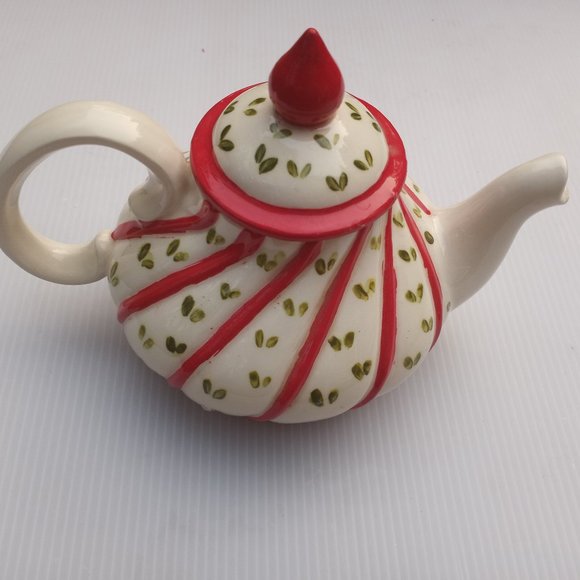 Vintage Pretty Tea Pot - Picture 2 of 3